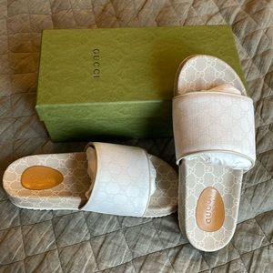 Gucci - never worn - men’s GG slide sandal - size 10